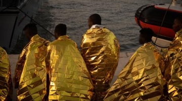 Migranti, bambina di 11 anni arrivata da sola a Lampedusa su una zattera di pneumatici | I soccorritori: "Individuata seguendo le urla"