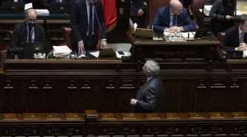 Manovra, il governo incassa la fiducia alla Camera con 211 sì