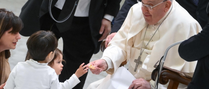 Papa Francesco caduto a casa Santa Marta: contusione all'avambraccio destro