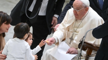 Papa Francesco caduto a casa Santa Marta: contusione all'avambraccio destro