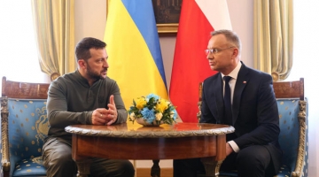 Ucraina, esplosioni a Kiev durante la visita di Crosetto e Starmer | Tusk: "La Polonia romperà lo stallo sull'ingresso del Paese nell'Ue"