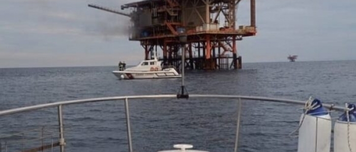 Molise, fiamme su una piattaforma petrolifera al largo della costa | Evacuata la Rospo Mare