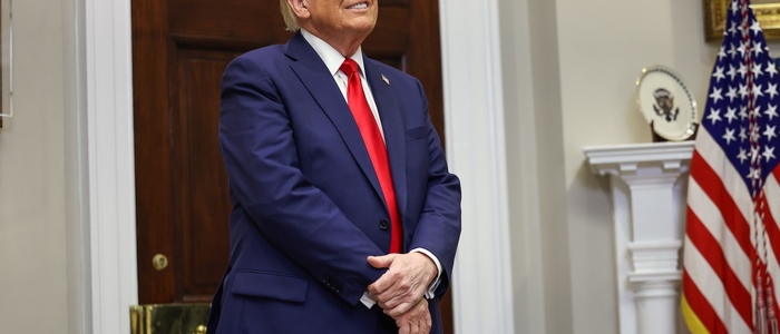 Trump sospende 300 miliardi di fondi per le infrastrutture verdi e vuole tagliare 20mila soldati Usa in Europa