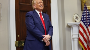 Trump sospende 300 miliardi di fondi per le infrastrutture verdi e vuole tagliare 20mila soldati Usa in Europa
