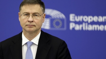 Ue, Dombrovskis: "Pronti a rispondere ai dazi Usa" | Lagarde: "L'Europa non si faccia cogliere impreparata"
