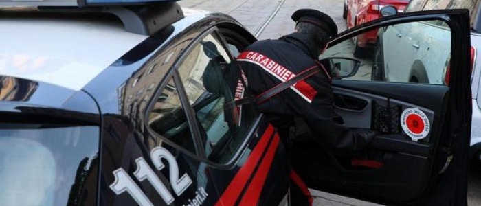 Mantova, tiene la moglie legata al polso come con un guinzaglio: arrestato