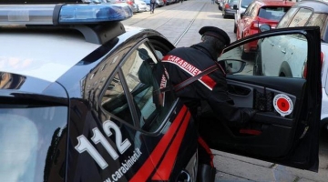 Mantova, tiene la moglie legata al polso come con un guinzaglio: arrestato