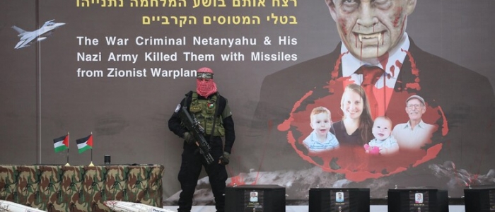 Gaza, le salme dei quattro ostaggi consegnate alla Croce Rossa | Hamas espone sul palco le loro bare