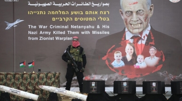 Gaza, le salme dei quattro ostaggi consegnate alla Croce Rossa | Hamas espone sul palco le loro bare