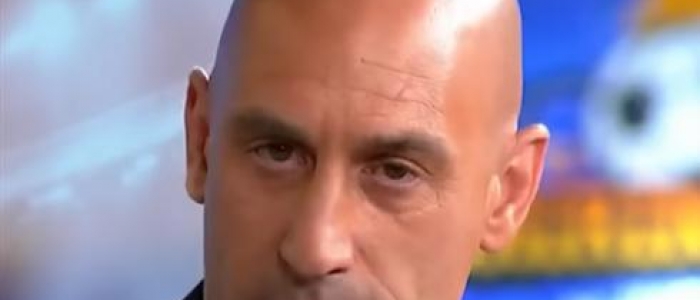 Niente carcere per Rubiales: l'ex presidente della Federazione Spagnola condannato a una multa per il bacio a Hermoso