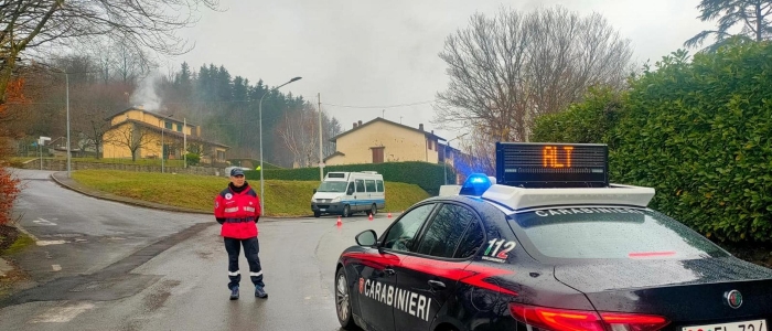 Prato, un 22enne uccide la madre a coltellate e dà fuoco alla casa: fermato dai carabinieri