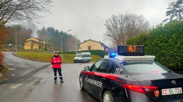 Prato, un 22enne uccide la madre a coltellate e dà fuoco alla casa: fermato dai carabinieri