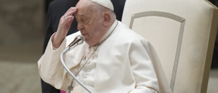 Il Vaticano: "Il Papa sta proseguendo le cure, fatte altre analisi"