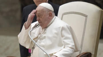 Il Vaticano: "Il Papa sta proseguendo le cure, fatte altre analisi"