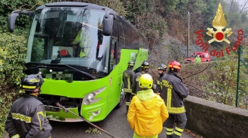 Como, pullman turistico segue il navigatore e rimane incastrato in una piccola strada: i vigili del fuoco riescono a rimuoverlo dopo ore