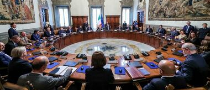 Migranti, ok del Cdm al decreto legge: gli irregolari in Italia potranno essere trasferiti nei Cpr in Albania | Medicina, via libera alla riforma: accesso libero e semestre filtro