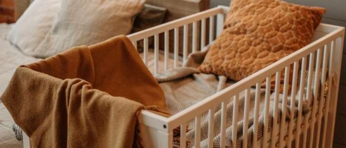 Culle sempre più vuote in Italia: fecondità al minimo storico nel 2024