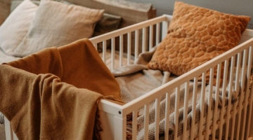 Culle sempre più vuote in Italia: fecondità al minimo storico nel 2024
