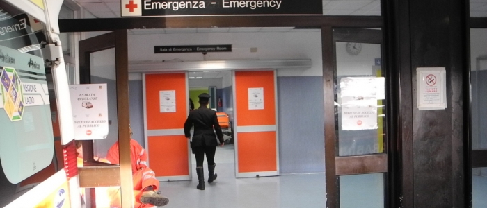 Torino, punta la pistola alla testa del medico: "Salva mamma o ti ammazzo"
