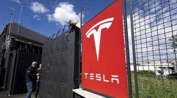 Le vendite di Tesla calano del 13%, ai minimi dal 2022