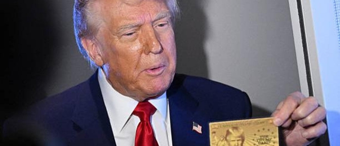 Donald Trump presenta la "gold card", la carta che dà la cittadinanza Usa ai milionari