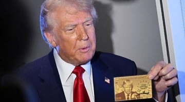 Donald Trump presenta la "gold card", la carta che dà la cittadinanza Usa ai milionari