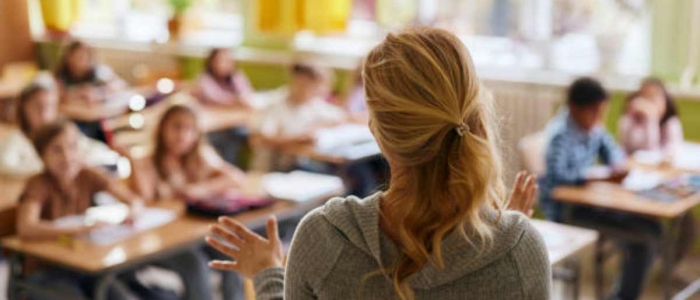Pistoia, presunti abusi su alunna: ai domiciliari docente e preside