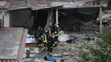 Napoli, due arresti per l'esplosione di una fabbrica abusiva di botti