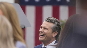 Il Pentagono indagherà su Pete Hegseth per la chat su Signal