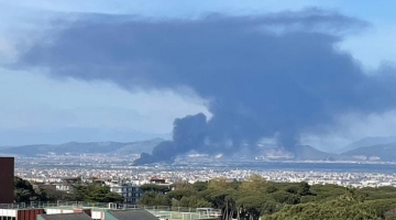 Incendio in una fabbrica di prodotti chimici a Caivano, la colonna di fumo può raggiungere anche Napoli | L'Asl: "Lavare frutta e ortaggi e non stazionare all'aperto"