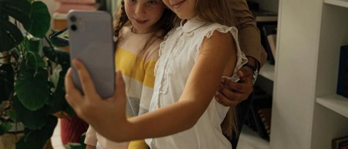 Bambini sempre più online, Save the Children: "Uno su tre usa lo smartphone tutti i giorni"