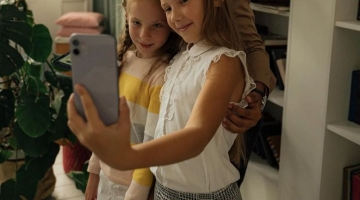Bambini sempre più online, Save the Children: "Uno su tre usa lo smartphone tutti i giorni"