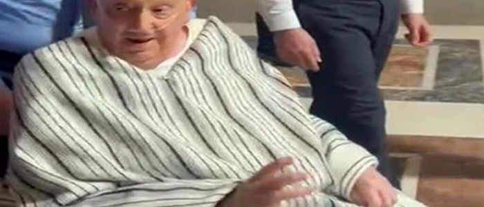 Papa Francesco a sorpresa nella basilica di San Pietro | Il Santo Padre fotografato coi pantaloni e un "poncho"