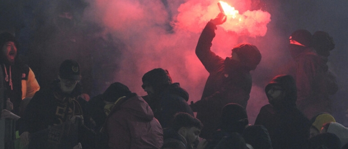 Roma, tensione pre-derby fuori dall'Olimpico: lanciati oggetti contro gli agenti | Tajani: bene la linea dura del governo contro i violenti