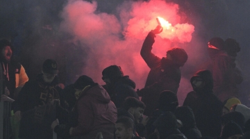 Roma, tensione pre-derby fuori dall'Olimpico: lanciati oggetti contro gli agenti | Tajani: bene la linea dura del governo contro i violenti