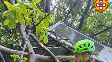 Tragedia sul Monte Faito, si spezza il cavo di trazione della funivia: precipita la cabina | Quattro vittime e un ferito grave