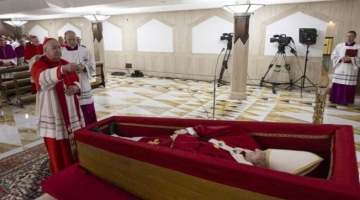 Papa Francesco, da domani a venerdì in San Pietro le visite alla salma | Proclamati cinque giorni di lutto nazionale