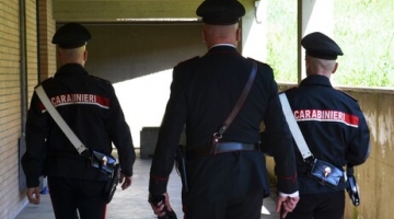 Pisa, spara al figlio poi tenta il suicidio: feriti entrambi