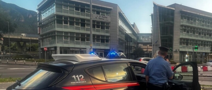 Spari in un centro commerciale nel Casertano, panico tra la gente: tre feriti