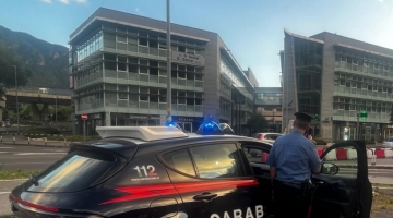Spari in un centro commerciale nel Casertano, panico tra la gente: tre feriti