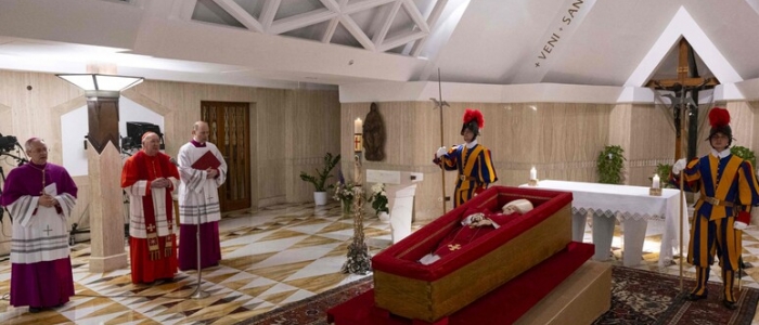 Papa Francesco, traslata la salma | I fedeli in piazza San Pietro: "Santo subito"