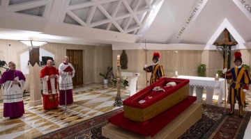 Papa Francesco, traslata la salma | I fedeli in piazza San Pietro: "Santo subito"