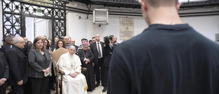 Papa Francesco e la donazione ai detenuti di Roma: "A loro oltre 200mila euro, i suoi ultimi risparmi"