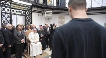 Papa Francesco e la donazione ai detenuti di Roma: "A loro oltre 200mila euro, i suoi ultimi risparmi"