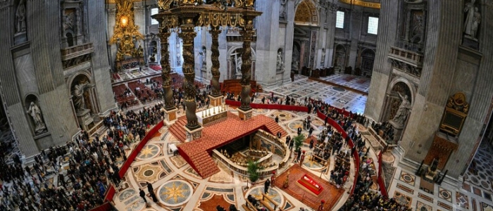 Papa Francesco, riaperta la Basilica di San Pietro: già quasi 50mila fedeli hanno reso omaggio alla salma del Pontefice