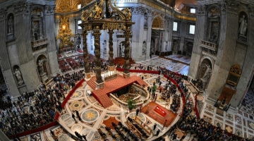 Papa Francesco, riaperta la Basilica di San Pietro: già quasi 50mila fedeli hanno reso omaggio alla salma del Pontefice
