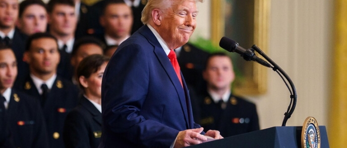 Usa, dodici Stati fanno causa a Trump per i dazi | L'attacco alle multe Ue a Apple e Meta: "Sono estorsioni"