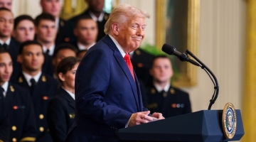 Usa, dodici Stati fanno causa a Trump per i dazi | L'attacco alle multe Ue a Apple e Meta: "Sono estorsioni"