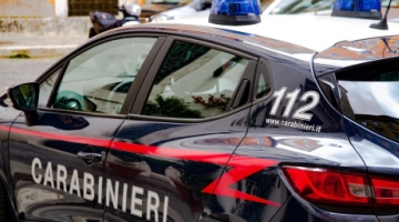 Mondragone (Caserta), commerciante ucciso a colpi di pistola in auto mentre fa benzina: un fermo