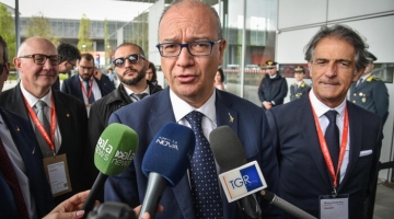 Scuola, la circolare di Valditara: "Niente compiti assegnati la sera prima o troppe verifiche"